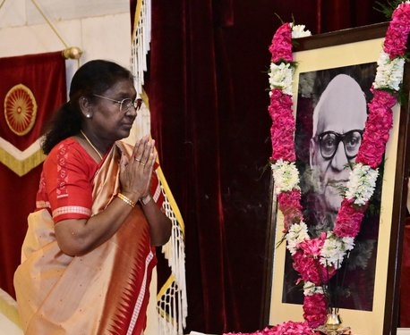 ভূতপূৰ্ব ৰাষ্ট্ৰপতি ভি ভি গিৰিৰ জন্মবার্ষিকী উপলক্ষে ৰাষ্ট্ৰপতি শ্ৰীমতী দ্রৌপদী মুৰ্মুৰ শ্ৰদ্ধাঞ্জলি নিবেদন