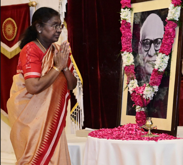 पूर्व राष्ट्रपति वी वी गिरि की जयंती पर राष्ट्रपति द्रौपदी मुर्मु ने अर्पित की पुष्पांजलि