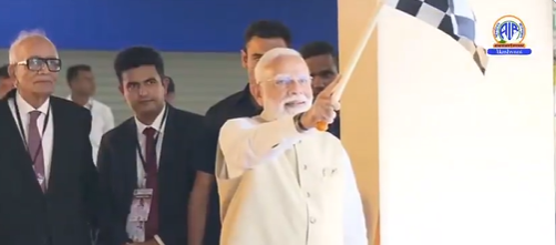 प्रधानमंत्री ने गुजरात में भारत में निर्मित बैटरी इलेक्ट्रिक वाहन ई-विटारा को हरी झंडी दिखाई