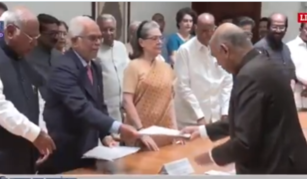 विपक्षी इंडिया गठबंधन के उपराष्‍ट्रपति पद के उम्‍मीदवार और सर्वोच्‍च न्‍यायालय के पूर्व न्‍यायाधीश बी सुदर्शन रेड्डी ने आज नामांकन पत्र दाखिल किया; कल नामांकन पत्रों की जाँच होगी