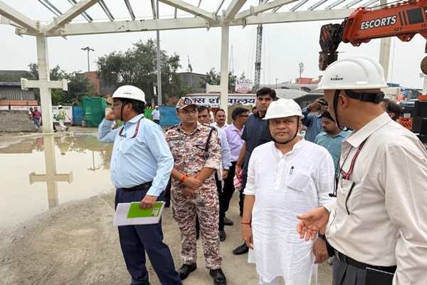Railway Minister Vaishnaw Urges Fast Completion of Holding Area at New Delhi Station