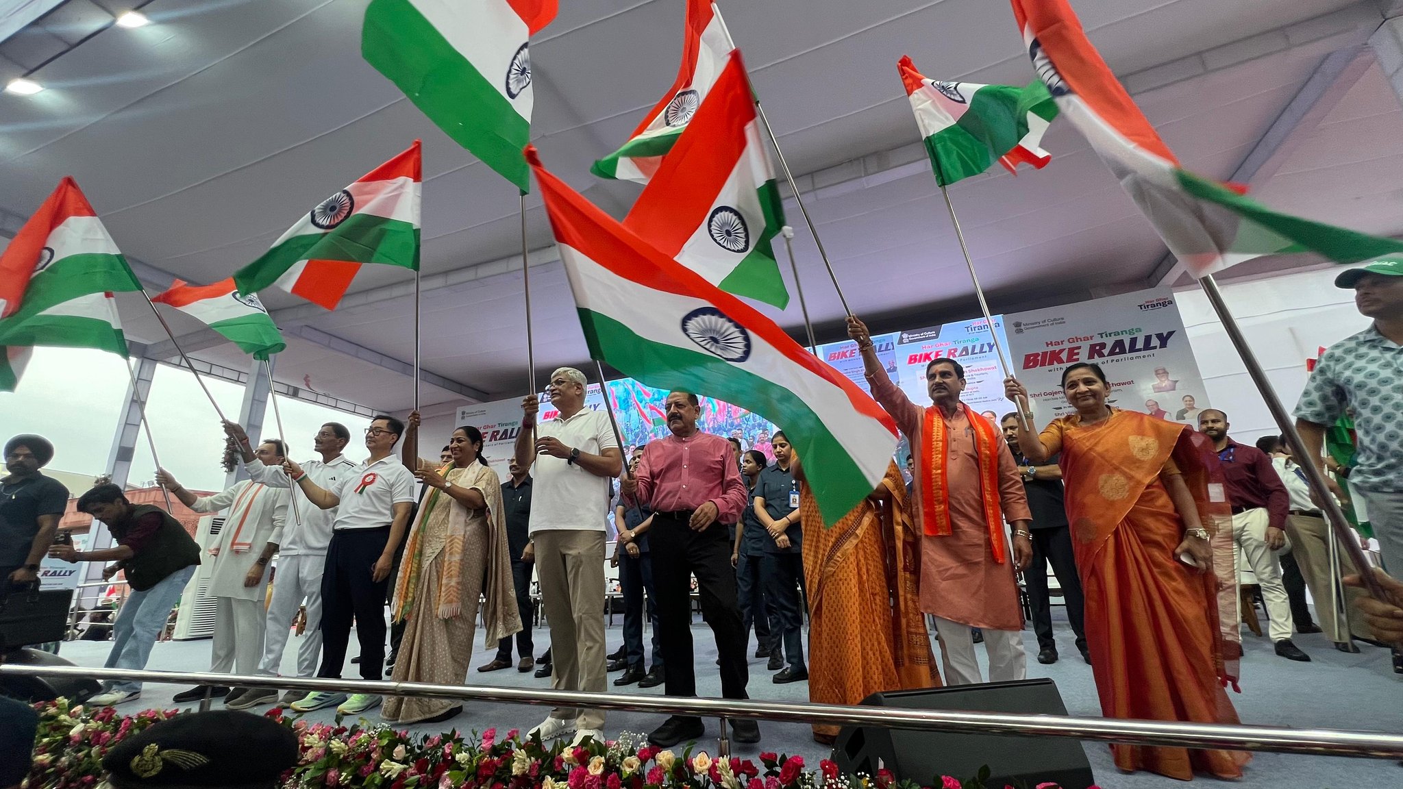 दिल्ली के मुख्यमंत्री रेखा गुप्ता ने तिरंगा साइक्लोथॉन को हरी झंडी दिखाकर किया रवाना