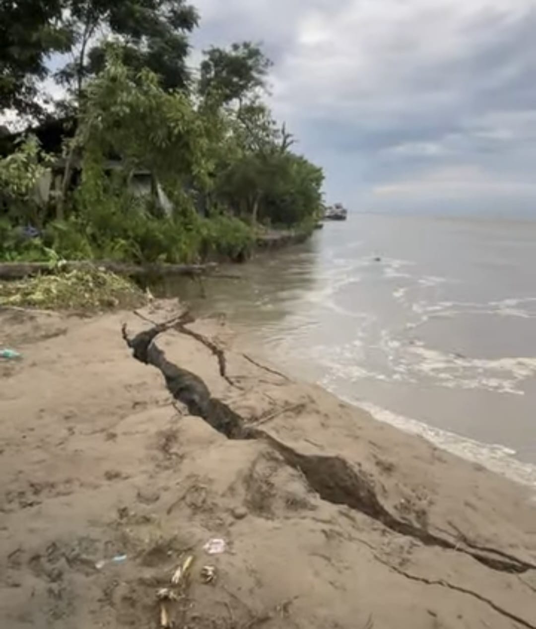 ৰাজ্যত ২০১৬ চনৰ পৰা বৰ্তমানলৈকে ব্ৰহ্মপুত্ৰ আৰু ইয়াৰ উপনৈসমূহৰ খহনীয়াত ২ লাখ ৩১ হাজাৰ ১০০ বিঘা ভূমি ক্ষতিগ্ৰস্ত