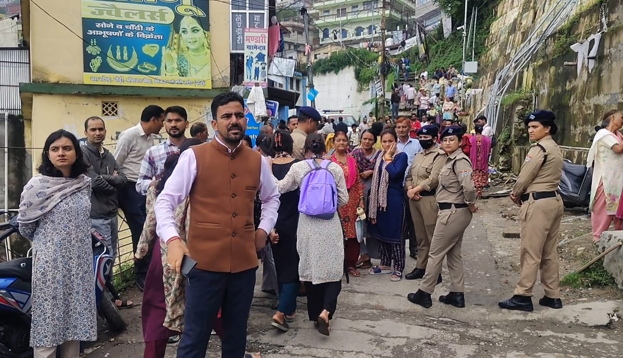पौड़ी जिला मुख्यालय में प्रशासन ने धारा रोड पर किए गये अतिक्रमण को हटाया