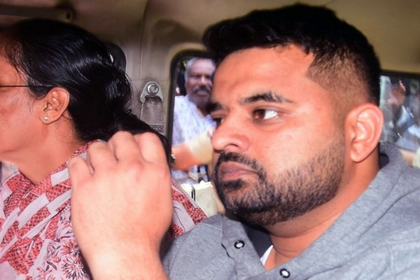 جے ڈی ایس کے سابق ممبر پارلیمنٹ Prajwal Revanna کو بینگلورو کی ایک خصوصی عدالت نے آبرو ریزی کے ایک کیس میں عمر قید کی سزا سنائی ہے