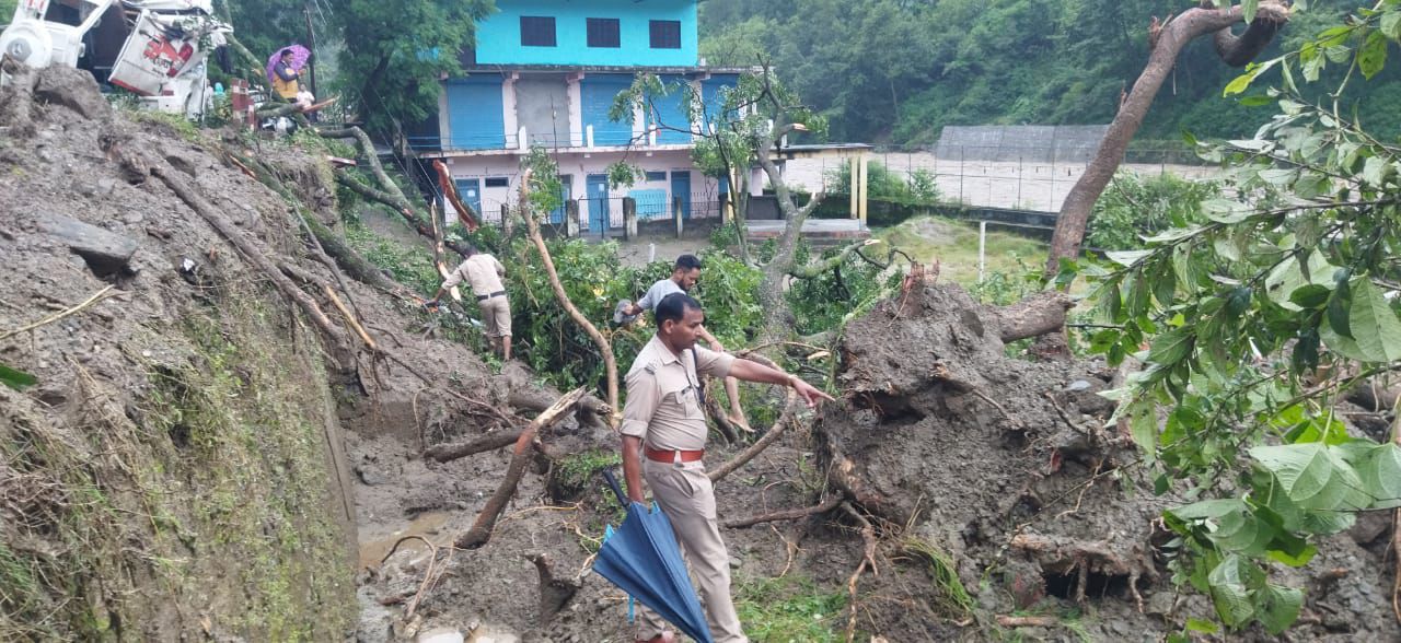 উত্তরাখন্ডের চামোলি জেলায় রাতভর টানা বৃষ্টিতে থারালি তেহসিল সম্পূর্ণ বিপর্যস্ত।