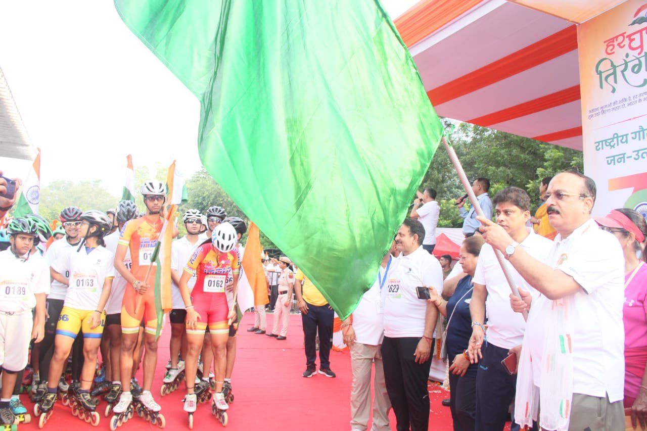 दिल्ली: शिक्षा मंत्री आशीष सूद ने तिरंगा दौड़ को दिखाई हरी झंडी