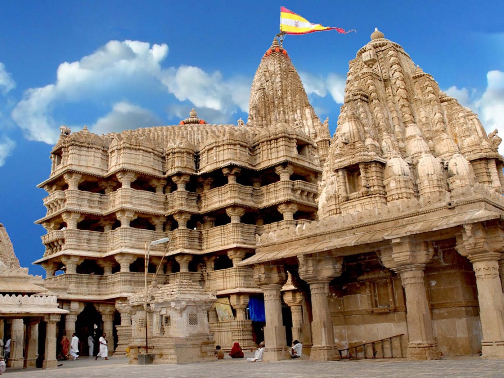 આજે ભાદરવી પૂનમે ભગવાન દ્વારકાધીશના દર્શન કરવા ભક્તોનું ઘોડાપુર ઉમટ્યું.