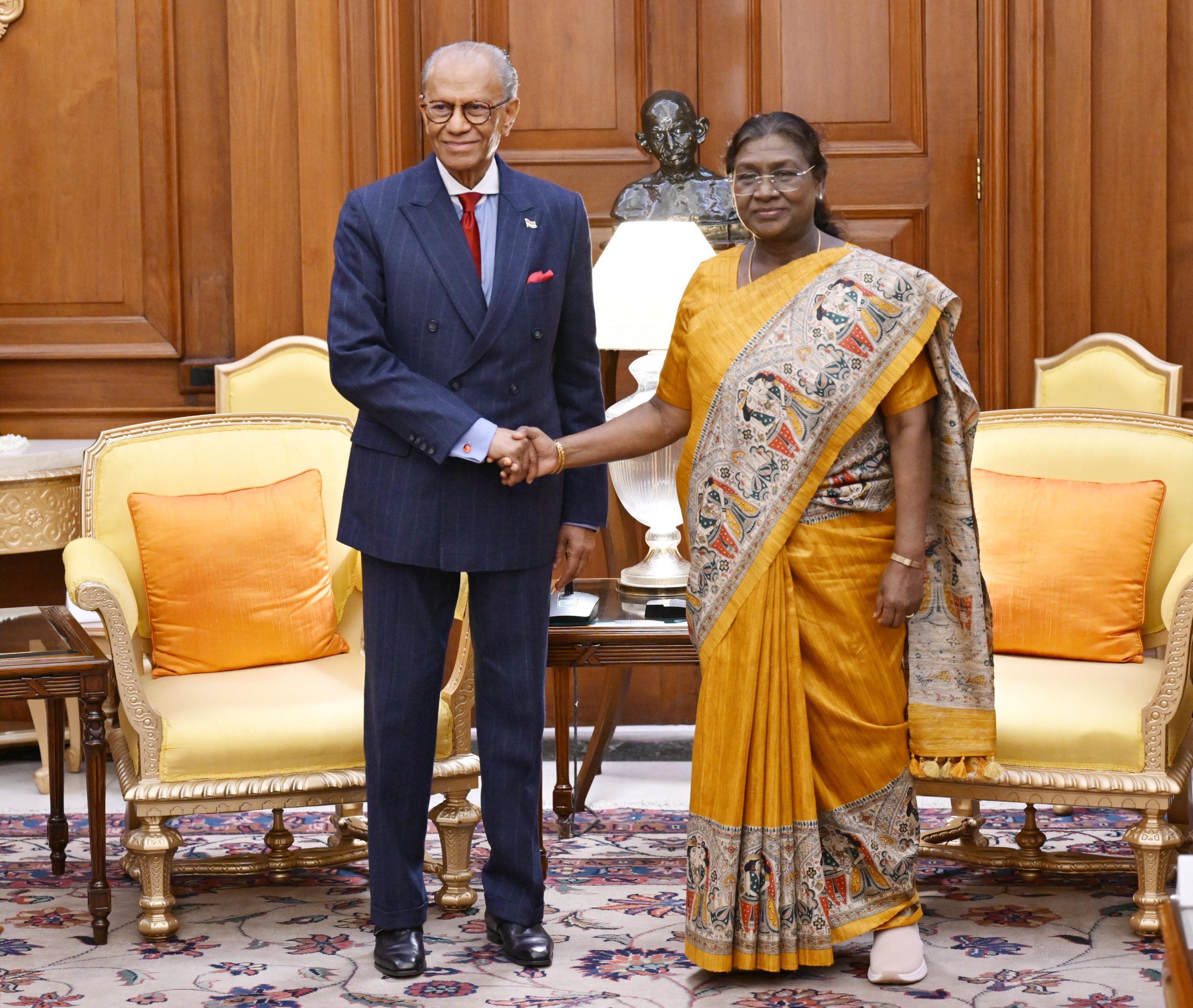 Mauritius PM Ramgoolam Calls on President Droupadi Murmu at Rashtrapati Bhavan