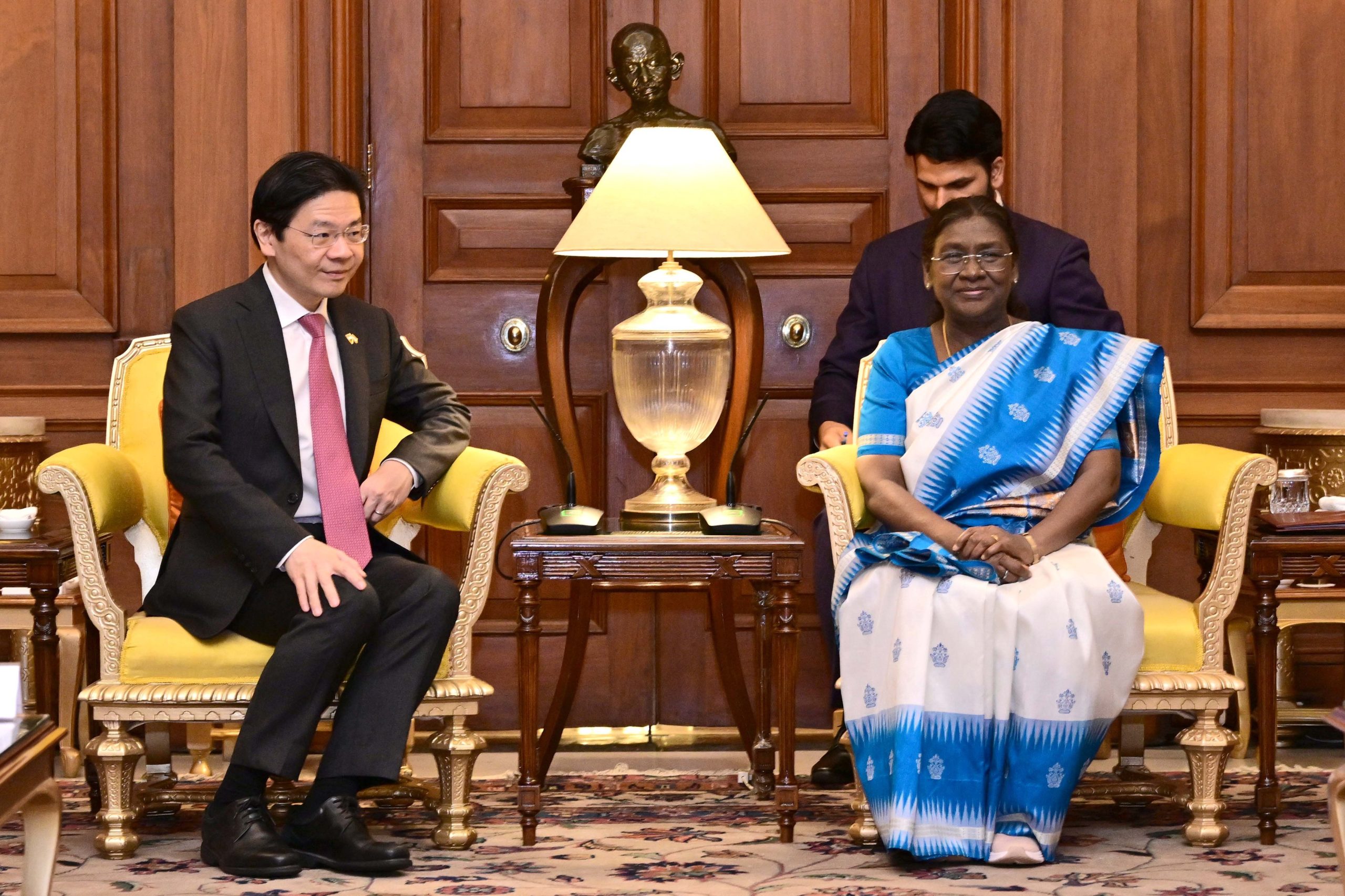 সিঙ্গাপুরের প্রধানমন্ত্রী লরেন্স ওং আজ রাষ্ট্রপতি ভবনে রাষ্ট্রপতি দ্রৌপদী মুর্মুর সঙ্গে সাক্ষাৎ করেছেন।