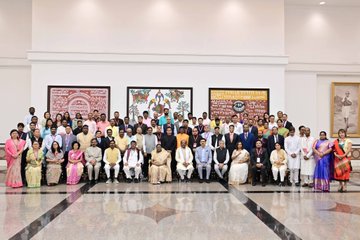 राष्ट्रपति द्रौपदी मुर्मु से विभिन्न राज्यों के प्रतिष्ठित जनजातीय लोगों के समूह ने भेंट की