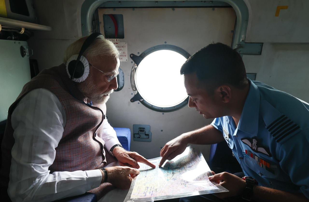 प्रधानमंत्री नरेंद्र मोदी ने हिमाचल प्रदेश में बाढ़ और भूस्खलन प्रभावित क्षेत्रों का किया सर्वेक्षण, 1500 करोड़ रुपये की सहायता की घोषणा की
