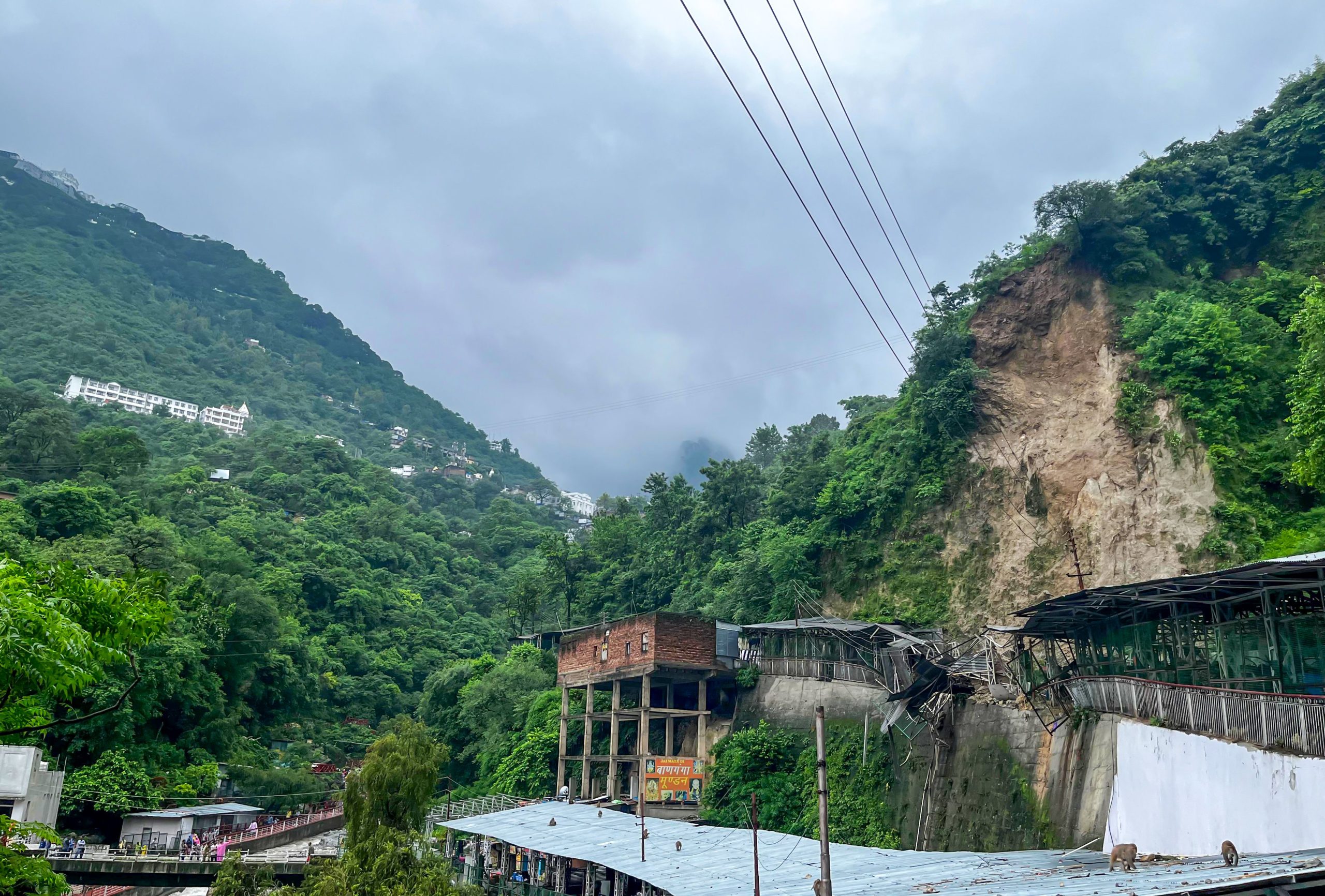 जम्मू-कश्मीर में लगातार बारिश के कारण वैष्णो देवी यात्रा अगले आदेश तक स्थगित