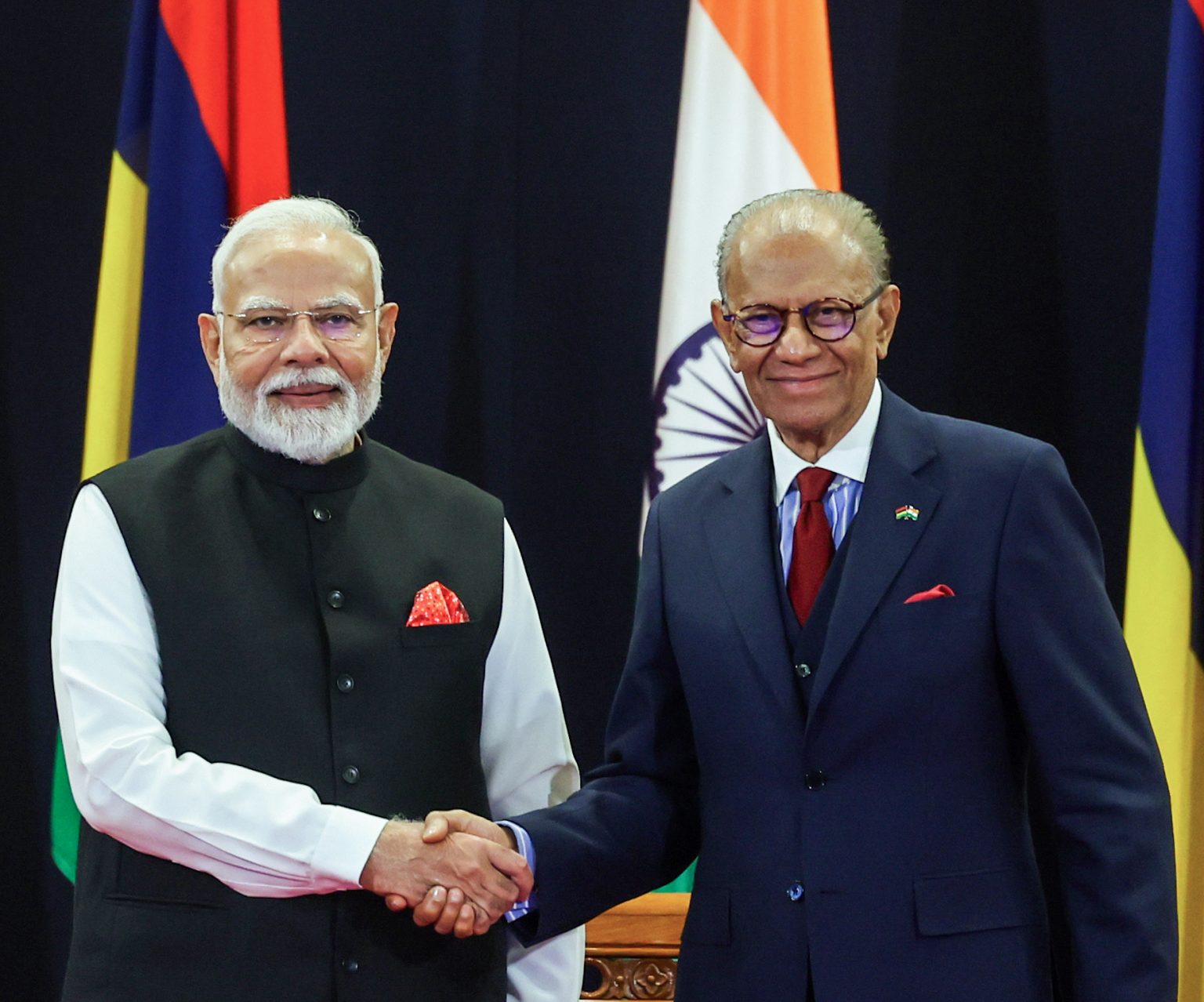 प्रधानमंत्री नरेन्‍द्र मोदी, मॉरिशस प्रधानमंत्री नवीनचन्‍द्र रामगुलाम के साथ द्विपक्षीय वार्ता के लिए वाराणसी पहुंचे