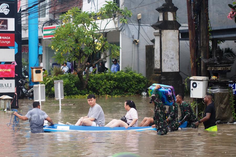 Floods in Bali Kill 14, Two Missing