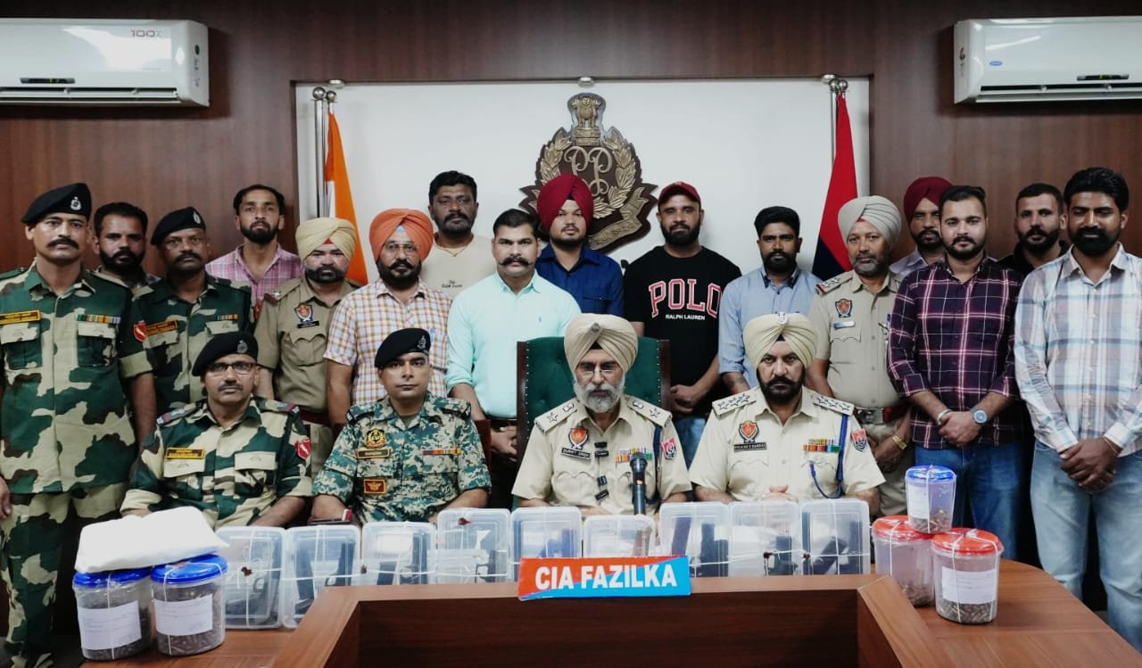 बीएसएफ ने फाज़िल्का में पंजाब पुलिस के साथ बड़ी मात्रा में हथियार और गोला-बारूद बरामद किया