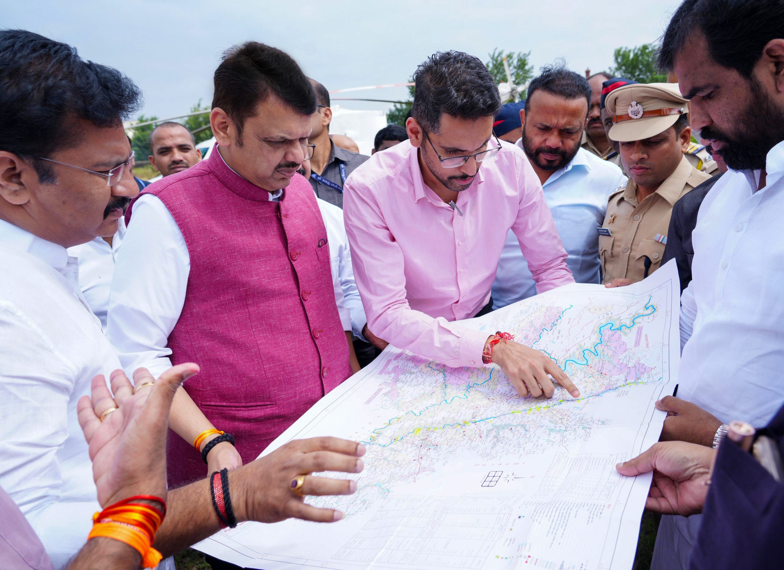 महाराष्ट्र के मुख्यमंत्री देवेंद्र फडणवीस ने सोलापुर ज़िले के म्हाडा तालुका के निमगांव और सिना दरफ़ल गांव में बाढ़ की स्थिति का निरीक्षण किया