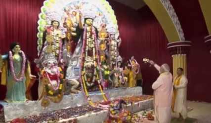 नवरात्रि पर्व के आठवें दिन प्रधानमंत्री मोदी ने की मां दुर्गा की पूजा