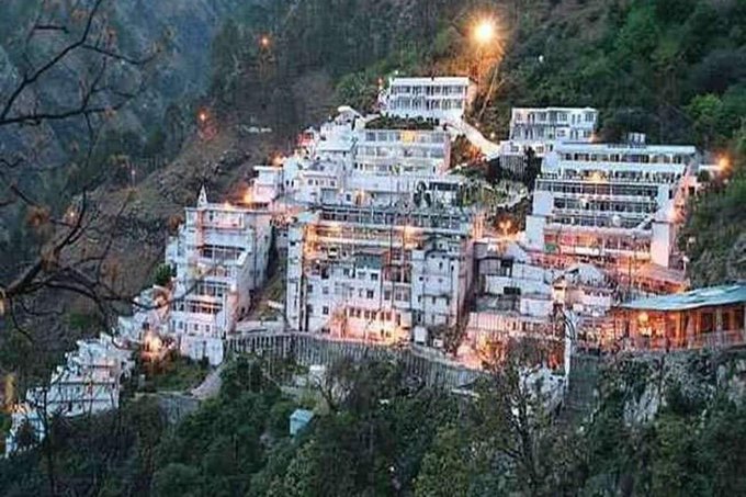जम्मू-कश्मीर के रियासी जिले में त्रिकुटा पहाड़ियों पर स्थित श्री माता वैष्णो देवी के पवित्र गुफा मंदिर में चल रहे नवरात्रि उत्सव के अवसर पर तीर्थयात्रियों की भारी भीड़ उमड़ी है