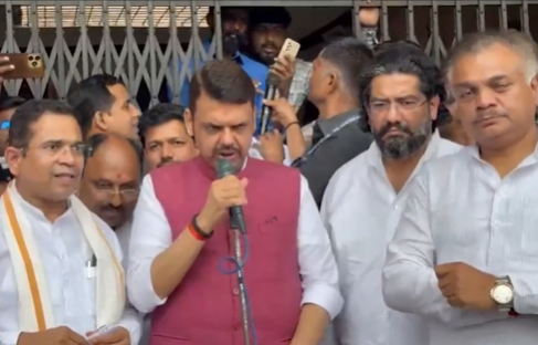 महाराष्ट्र के मुख्यमंत्री देवेंद्र फडणवीस और उपमुख्यमंत्री एकनाथ शिंदे ने आज राज्य के बाढ़ प्रभावित इलाकों का दौरा किया