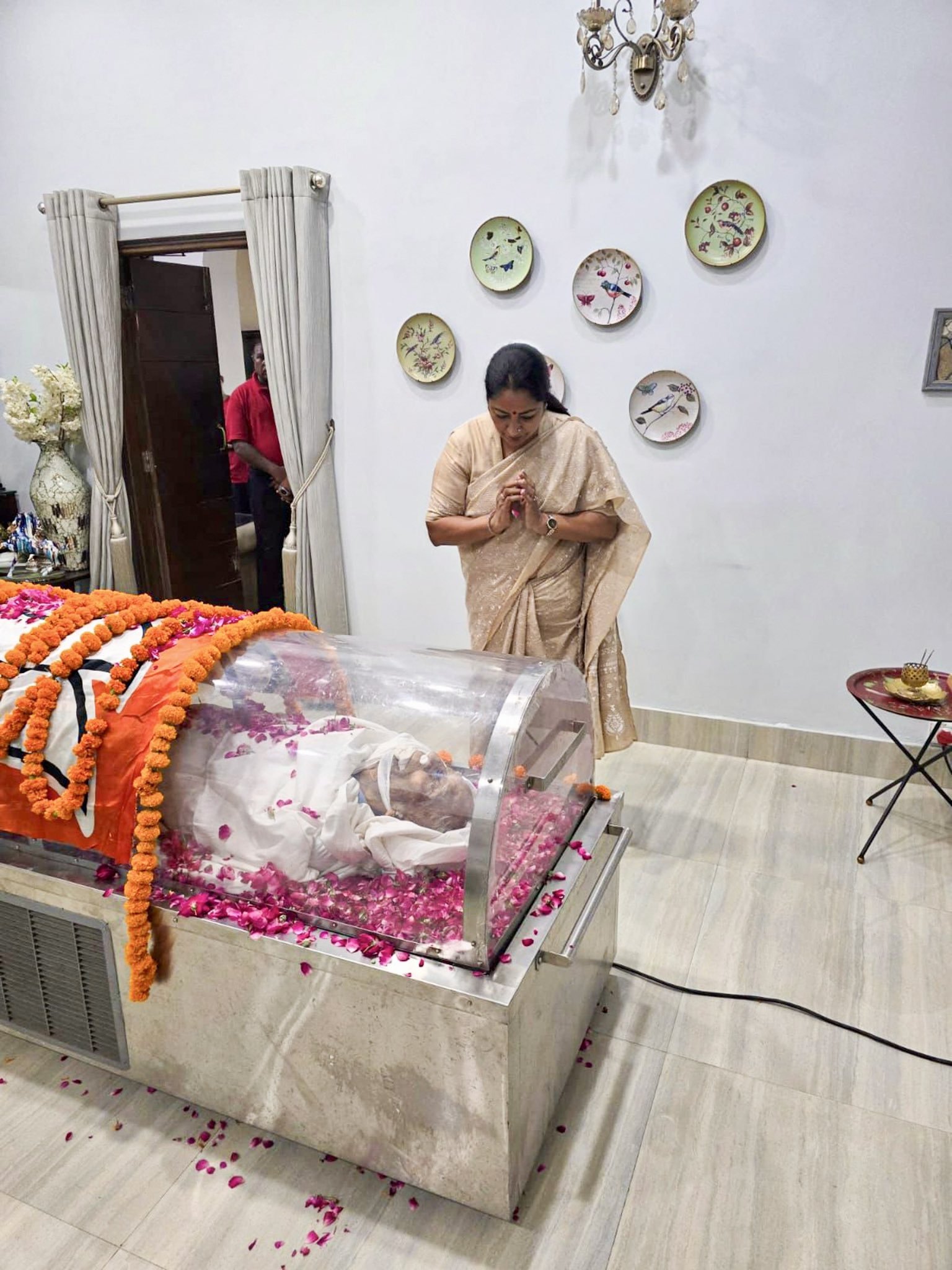 दिल्ली की मुख्यमंत्री रेखा गुप्ता ने वरिष्ठ भाजपा नेता विजय कुमार मल्होत्रा के निधन पर जताया शोक