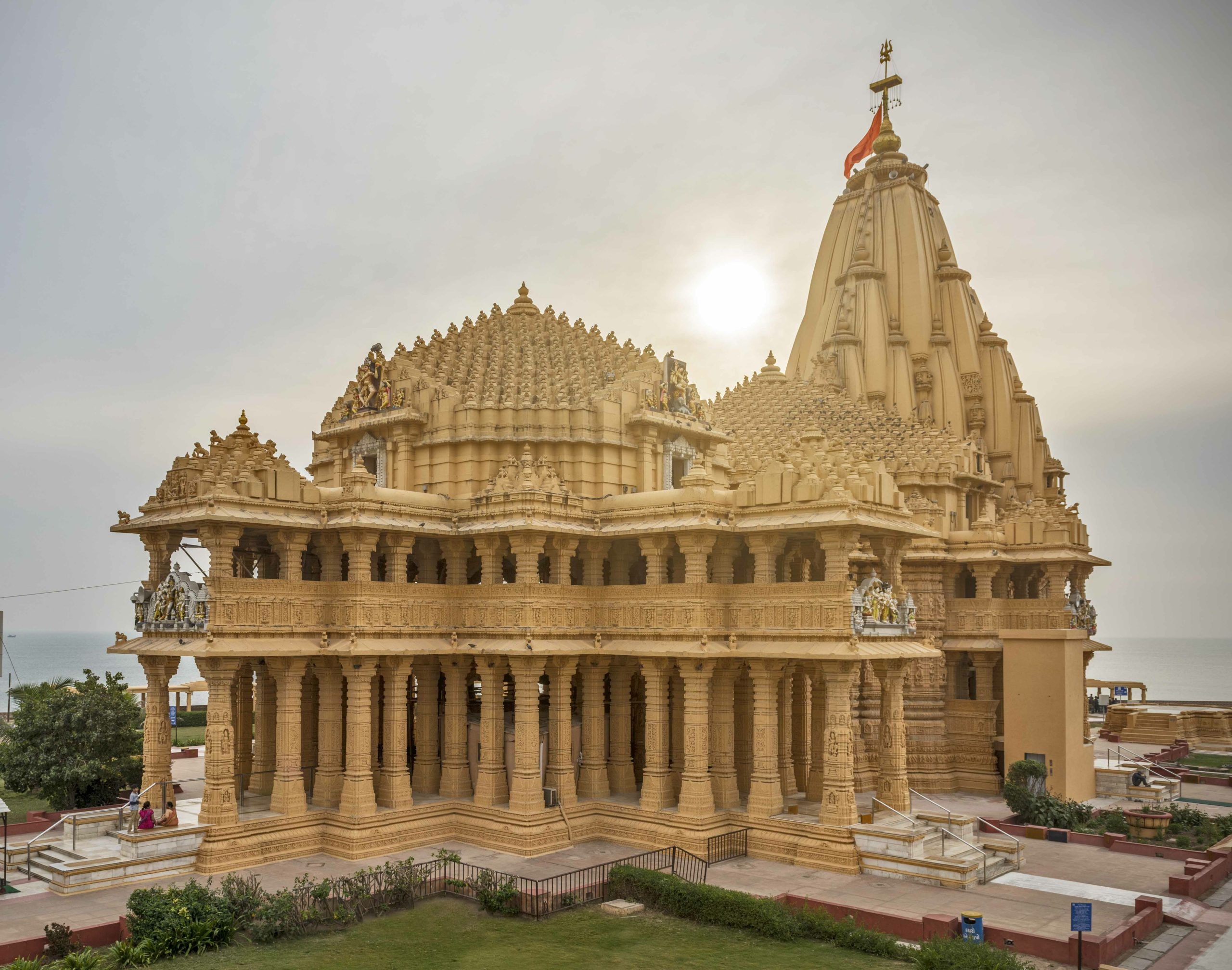 ચંદ્રગ્રહણને કારણે શ્રી સોમનાથ મંદિર તથા ટ્રસ્ટ હસ્તકના તમામ મંદિરોમાં દૈનિક પૂજા–આરતી યોજાશે નહીં.
