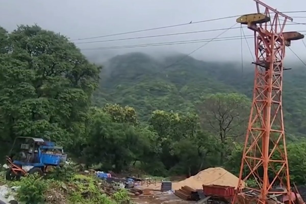 গুজরাটের পঞ্চমহল জেলার পাভাগড়ে আজ রোপওয়ের তার ছিঁড়ে পড়ে ছজনের মৃত্যু হয়েছে