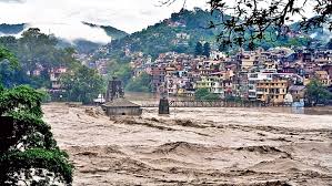 हिमाचल प्रदेशात पावसाने झालेल्या विविध दुर्घटनांमुळे जनजीवन विस्कळीत