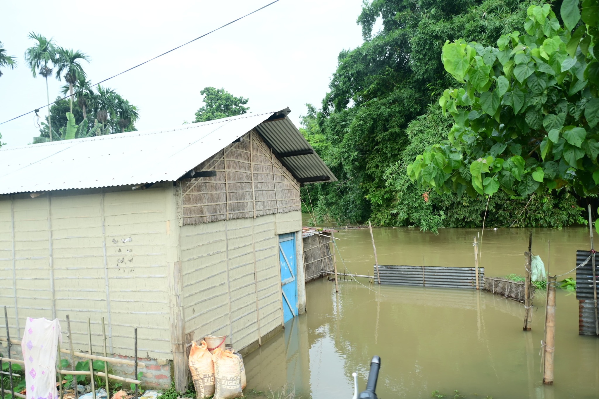 ধাৰাষাৰ বৰষুণৰ ফলত উজনি আৰু মধ্য অসমৰ ভালেমান অঞ্চল বানৰ কবলত