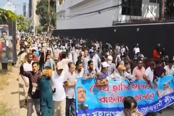 বাংলাদেশের রাজধানী ঢাকায় আজ সেদেশের আইনসভা চত্বরে নিষিদ্ধ আওয়ামী লীগের হাজার খানেক কর্মী বিক্ষোভ প্রদর্শন করেন