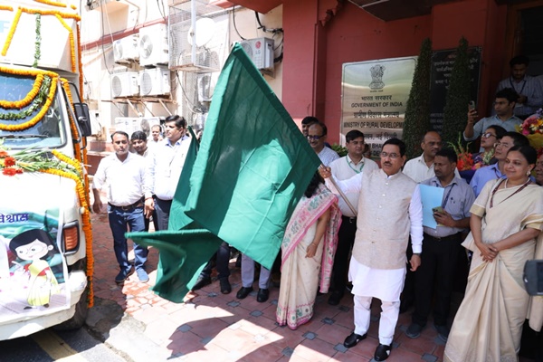 केन्द्रीय मंत्री प्रहलाद जोशी ने प्याज बेचने वाले मोबाइल वाहनों को हरी झंडी दिखाकर किया रवाना