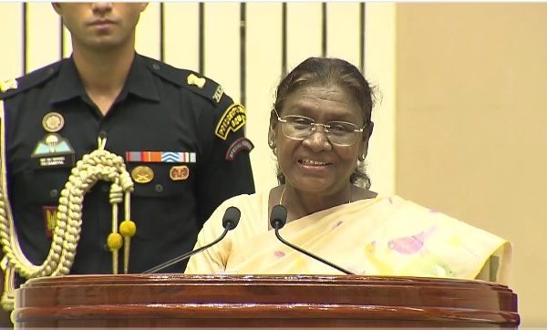 ভাৰতক বিশ্বৰ ভিতৰতে জ্ঞান আৰু বাণিজ্যৰ অগ্ৰণী কেন্দ্ৰ হিচাপে গঢ়ি তুলিবলৈ দেশৰ জনসাধাৰণৰ প্ৰতি ৰাষ্ট্ৰপতি মুৰ্মুৰ আহ্বান