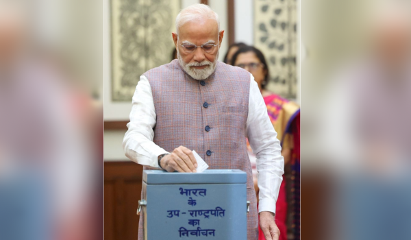उपराष्ट्रपतीपदाच्या निवडणुकीसाठी नव्या संसद भवनात मतदान  सुरू