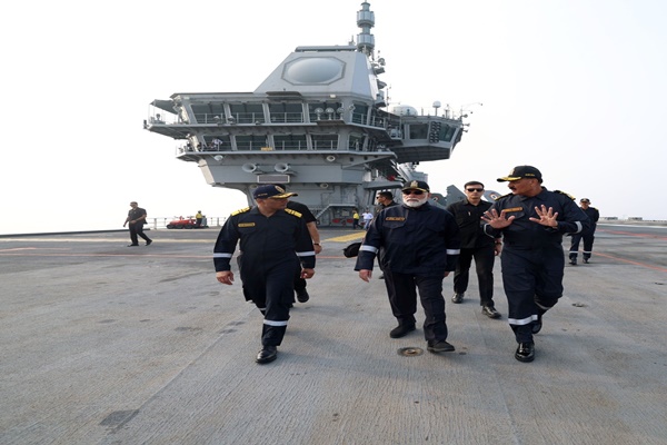 PM Modi Celebrates Diwali with Navy on INS Vikrant, Praises Armed Forces’ Valor and Operation Sindoor Success