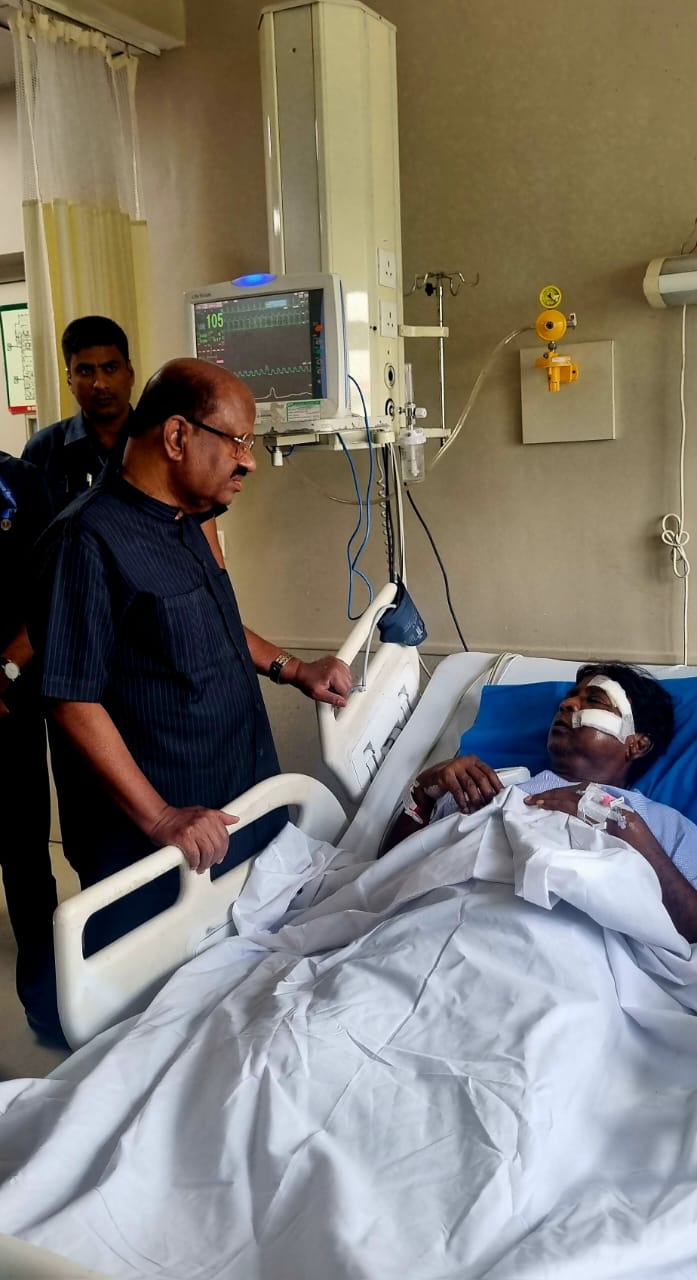 উত্তরবঙ্গের নাগরাকাটায় ত্রাণ বন্টনের সময়ে আক্রান্ত মালদা উত্তরের সাংসদ খগেন মুর্মূ এবং শিলিগুড়ি বিধায়ক শঙ্কর ঘোষের সঙ্গে রাজ্যপাল সিভি আনন্দ বোস, সংসদ বিষয়ক মন্ত্রী কিরেণ রিজেজু  এবং জলপাইগুড়ির সাংসদ ডাক্তার জয়ন্ত কুমার রায় সাক্ষাৎ করেন।