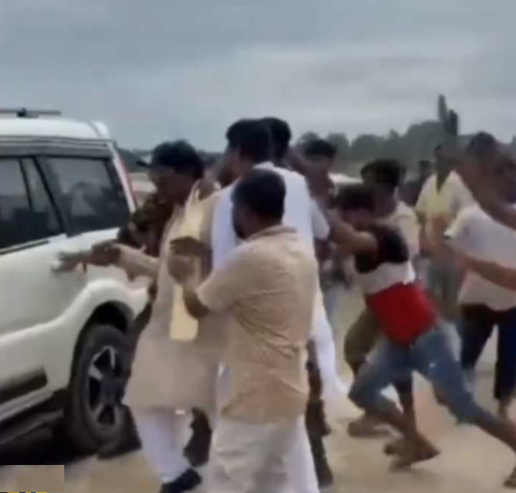 উত্তর মালদার বিজেপি সাংসদ খগেন মুর্মু এবং শিলিগুড়ির বিধায়ক শঙ্কর ঘোষের উপর হামলার ঘটনার দু দিন পর দু জনকে গ্রেপ্তার করেছে পুলিশ।