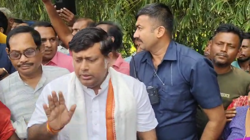 প্রবল বৃষ্টি ও ভূমিধ্বসে বিধ্বস্ত উত্তরবঙ্গের পরিস্থিতি খতিয়ে দেখতে কেন্দ্রীয় প্রতিমন্ত্রী সুকান্ত মজুমদারের আজ সেখানে গেছেন।