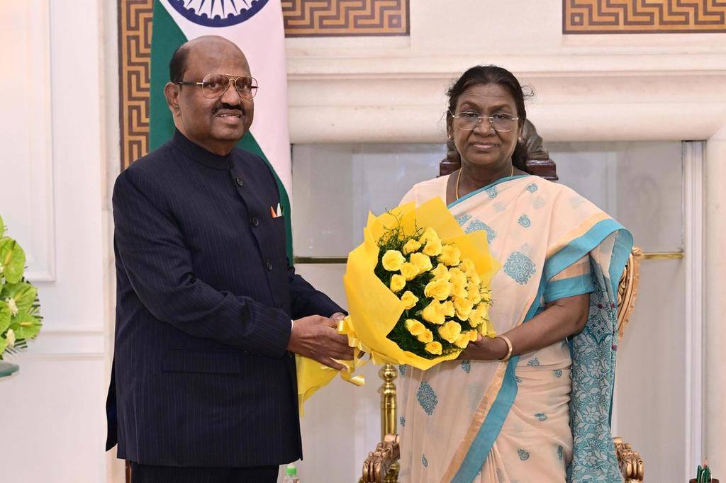 উত্তরবঙ্গের নাগরাকাটায় বিজেপির জনপ্রতিনিধিদের উপর হামলার ঘটনায় উদ্বিগ্ন রাজ্যপাল সিভি আনন্দ বোস আজ দিল্লিতে রাষ্ট্রপতি দ্রৌপদী মুর্মুর  সঙ্গে সাক্ষাৎ করেন