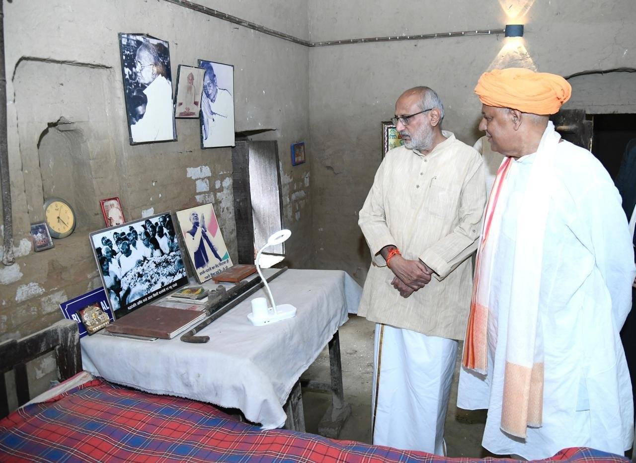 উপরাষ্ট্রপতি সি পি রাধাকৃষ্ণন আজ বিহারের সারন জেলায় লোকনায়ক জয়প্রকাশ নারায়ণের পৈতৃক গ্রাম সীতব দিয়ারায় যান।