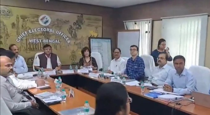 ভোটার তালিকায় বিশেষ নিবিঢ় সংশোধন SIR –এর প্রস্তুতি খতিয়ে দেখতে নির্বাচন কমিশনের প্রতিনিধি দল, আজ কোলাঘাটে পূর্ব মেদিনীপুর, ঝাড়গ্রাম ও বাঁকুড়ার পাঁচশোরও বেশি বুথের, ‘বুথ লেভেল আধিকারিক’-BLOদের নিয়ে বৈঠক করবেন।