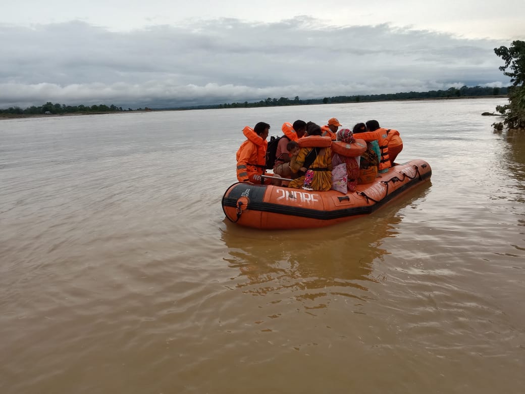  টানা বৃষ্টিতে ধ্বসে দার্জিলিং-এ তিস্তা নদীর জলস্তর জাতীয় সড়কের ওপর দিয়ে বইছে। বন্ধ হয়ে গেছে শিলিগুড়ি ও সিকিমের মধ্যে যোগাযোগ রক্ষাকারী ১০ নম্বর জাতীয় সড়ক।