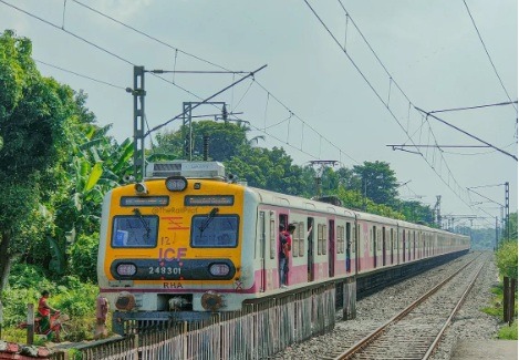 কালি পুজো উপলক্ষ্যে যাত্রীদের সুবিধার্থে পূর্ব রেলের শিয়ালদা ডিভিশন আগামী সোম, মঙ্গল ও বুধবার রাতে শহরতলীর বিভিন্ন শাখায় বিশেষ ট্রেন পরিষেবা দেবে।