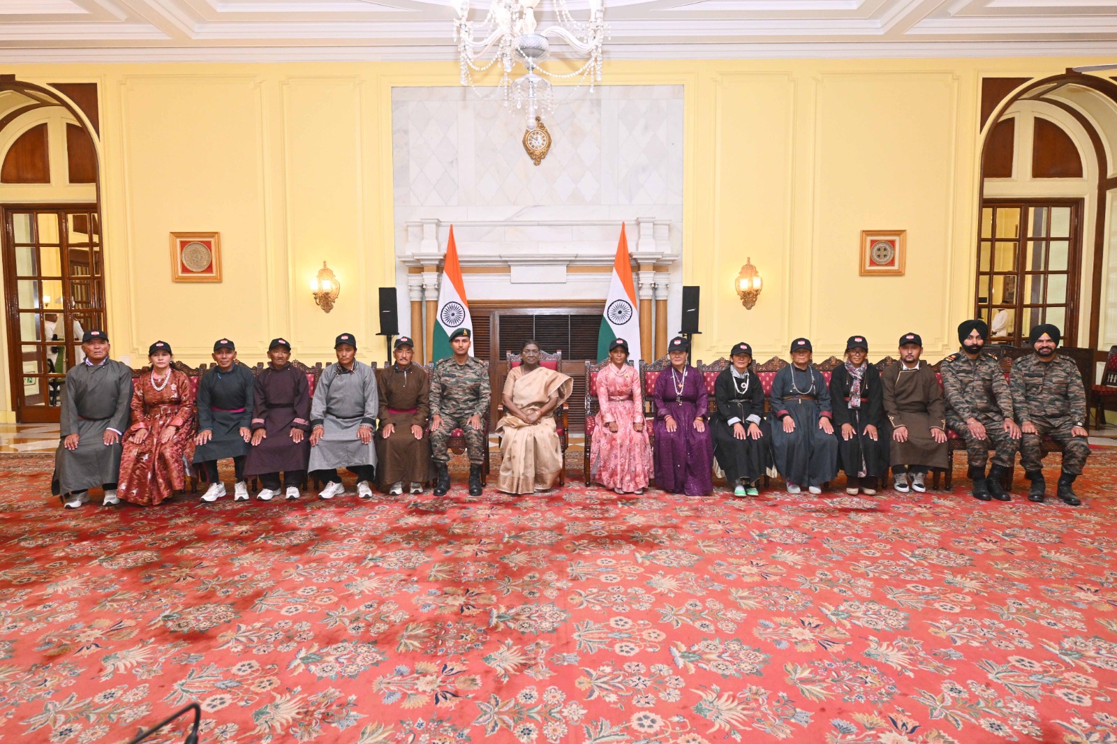 ৰাষ্ট্ৰপতি ভৱনত লাডাখৰ এদল মহিলা আৰু বয়োজ্যেষ্ঠক সাক্ষাৎ ৰাষ্ট্ৰপতি দ্রৌপদী মুর্মুৰ