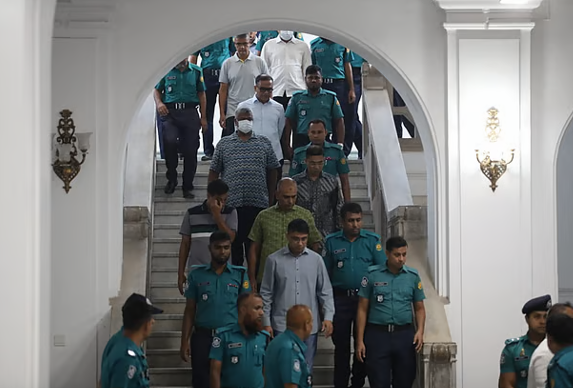 বাংলাদেশে মানবতা বিরোধী অপরাধের পৃথক তিনটি মামলায় ১৫জন সেনা কর্তাকে জেলে পাঠানো হয়েছে