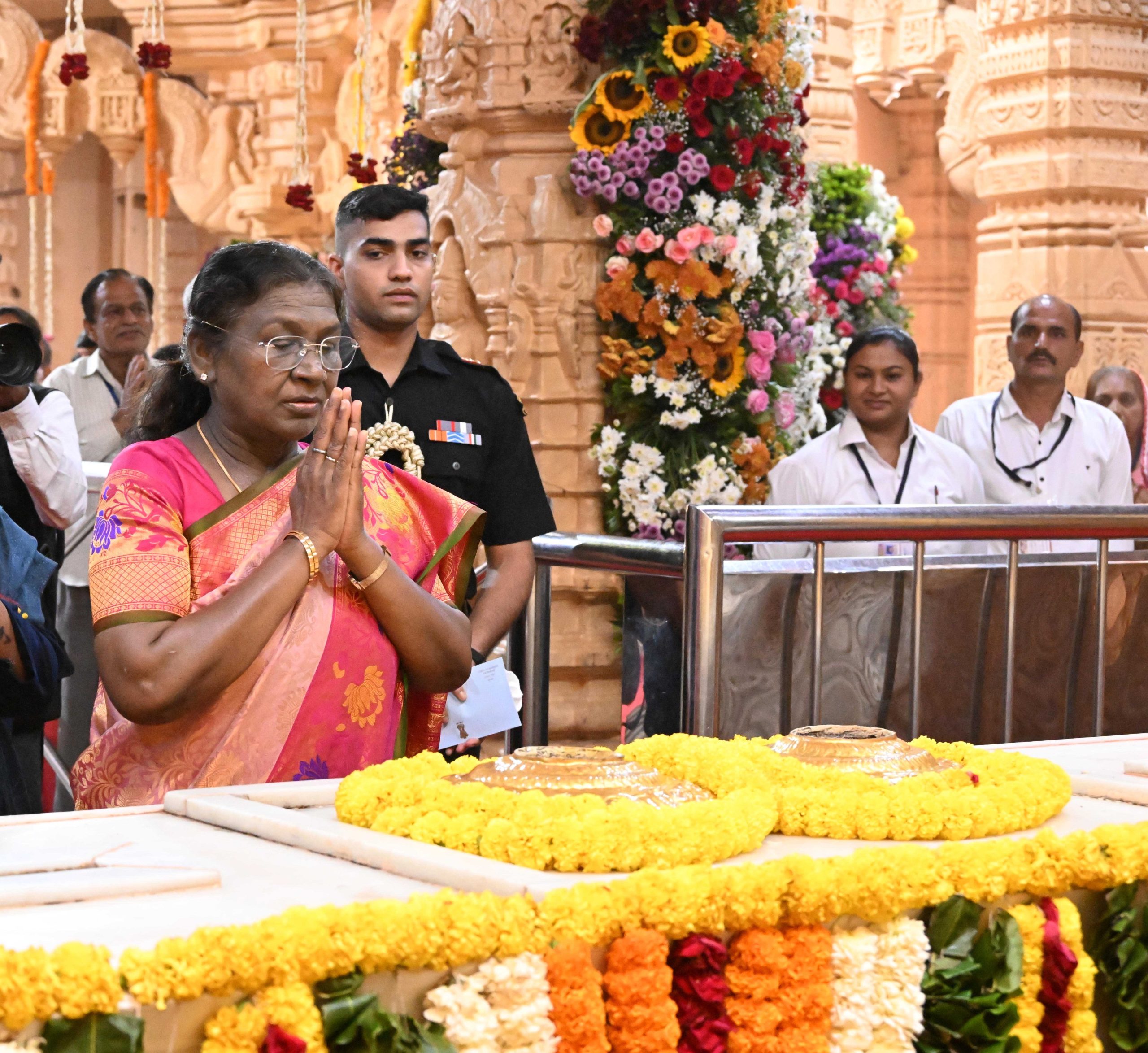 राष्ट्रपति द्रौपदी मुर्मु का गुजरात दौरा, मंदिर की में पूजा