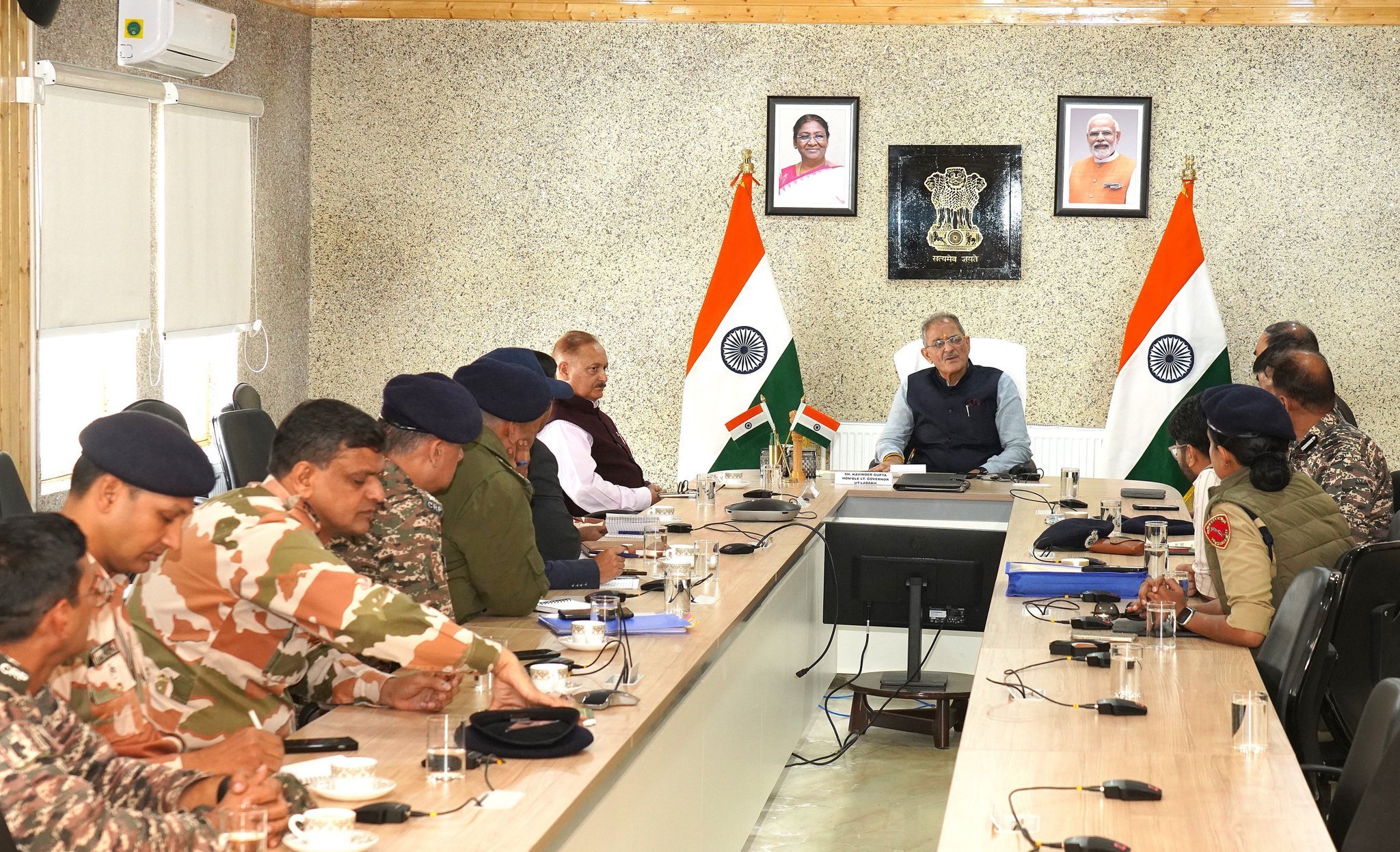 लद्दाख: उपराज्यपाल कविंद्र गुप्ता ने लेह में कानून-व्यवस्था की समीक्षा की