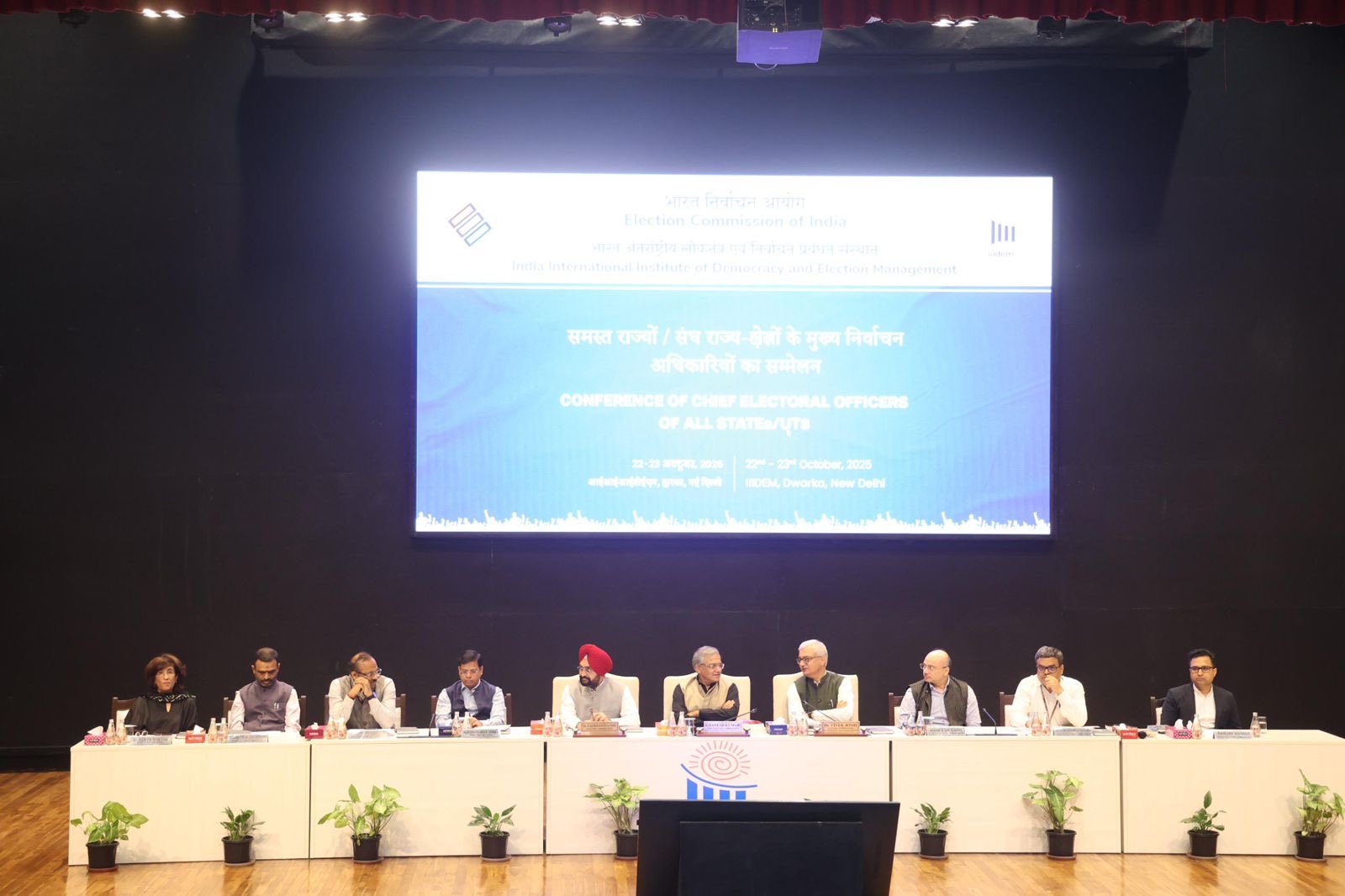नई दिल्‍ली: निर्वाचन आयोग और मुख्‍य चुनाव अधिकारियों की दो दिन की बैठक जारी
