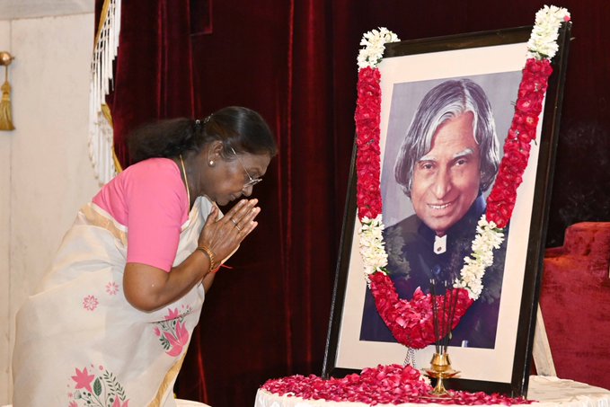 राष्ट्रपति, उपराष्ट्रपति और प्रधानमंत्री ने पूर्व राष्ट्रपति डॉ. ए. पी. जे. अब्दुल कलाम की जयंती पर पुष्पांजलि अर्पित की