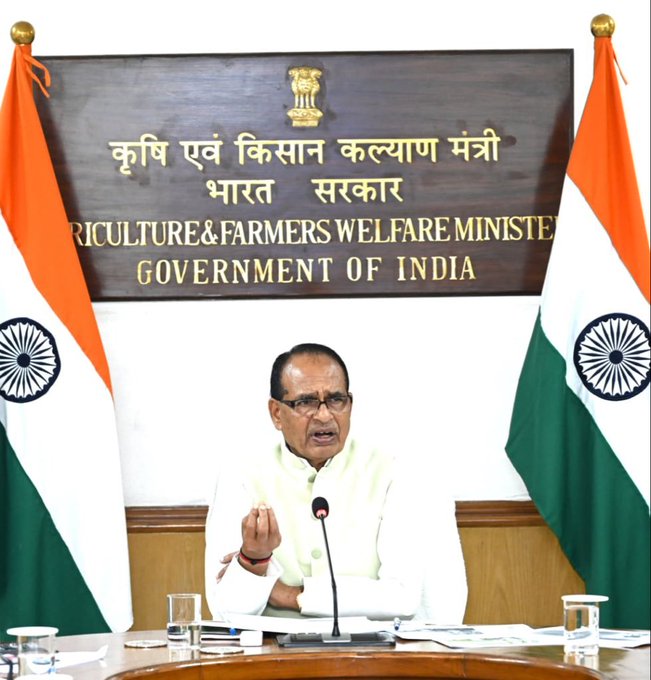 कृषि और किसान कल्याण मंत्री शिवराज सिंह चौहान ने नई दिल्ली में किसानों की शिकायतों के समाधान के संबंध में बैठक की