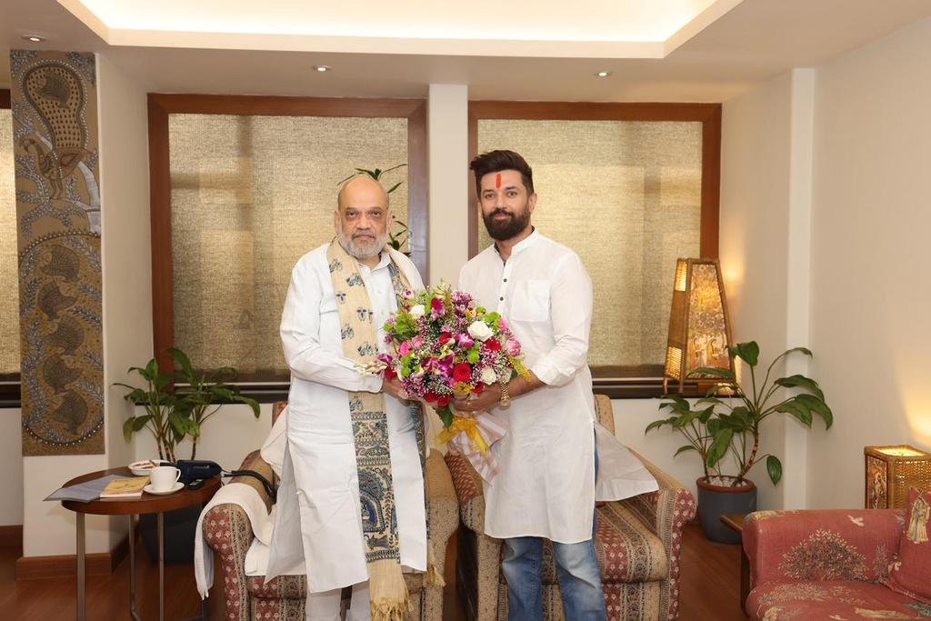 भाजपा नेता और गृह मंत्री अमित शाह ने लोक जनशक्ति पार्टी अध्यक्ष चिराग पासवान से बिहार विधानसभा चुनाव की रणनीति पर चर्चा की